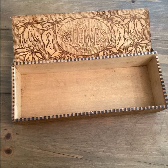 VINTAGE WOOD PYROGRAPHY HANDMADE HINGED GLOVE BOX - Picture 3 of 8